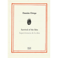 Das cremefarbene Cover des Buches Survival of the Idea von Damián Ortega. In der Mitte befindet sich ein schwarzer Fingerabdruck, umrahmt von einem roten, handgezeichneten Doppelrahmen. Der Titel ist auf Englisch und Spanisch angegeben, unten steht das Logo des Verlags Hatje Cantz.