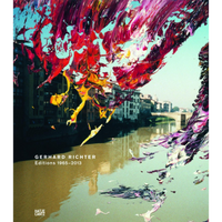 Das Buchcover von GERHARD RICHTER Editions 1965–2013 zeigt eine Fotografie einer Stadtansicht mit einem Fluss, die von dicken, abstrakten Pinselstrichen in Rot, Gelb und Lila überlagert ist. Die Farbe scheint über das Bild zu fließen und verdeckt Teile des Himmels und der Gebäude.