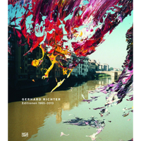 Das Buchcover von Gerhard Richter, Editionen 1965–2013, zeigt eine Fotografie von Florenz mit dem Fluss Arno. Über dem Bild sind dynamische, dicke Pinselstriche in leuchtenden Rot-, Pink-, Lila- und Gelbtönen gelegt, die über der Stadtlandschaft zu schweben scheinen und sich im Wasser spiegeln.
