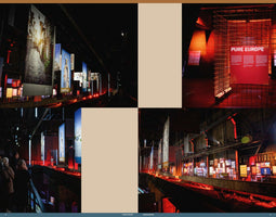 Eine Fotocollage aus vier Bildern der Ausstellung PURE EUROPE in einer dunklen Industriehalle. Zu sehen sind von der Decke hängende große Banner, ein rot beleuchtetes Schild mit dem Titel der Ausstellung und eine lange Installation mit vielen Bildschirmen entlang eines rot glühenden Grabens, die von einigen Besuchern betrachtet wird.