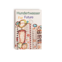 Ein Buch mit dem Titel Hundertwasser For Future, fotografiert auf einem weißen Hintergrund. Das Cover zeigt eine Zeichnung von Hochhäusern, die mit bunten, organischen Formen und Bäumen auf den Dächern im charakteristischen Stil des Künstlers verziert sind. Unten links steht der Name des Verlags, Hatje Cantz.