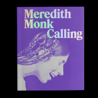 Das lila Cover des Buches Meredith Monk Calling. Der Titel ist in einer schillernden, holografischen Schriftart gedruckt. Darunter befindet sich ein monochromes Foto des lachenden Profils einer Frau mit geflochtenen Haaren.