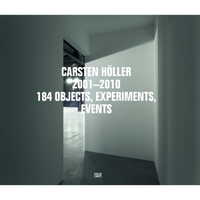 Das Cover der Publikation Carsten Höller 2001–2010, 184 Objects, Experiments, Events vom Verlag Hatje Cantz. Der weiße Titel ist über ein Foto gelegt, das den Blick durch einen Türrahmen in einen minimalistischen, architektonischen Raum mit Betonboden und weißen Wänden zeigt.