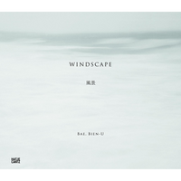 Eine minimalistische, nebelverhangene Landschaft in blassen Grau- und Weißtönen. Darauf zentriert der Buchtitel Windscape, darunter japanische Schriftzeichen und der Name des Künstlers Bae, Bien-U. Unten links das Logo des Verlags Hatje Cantz.