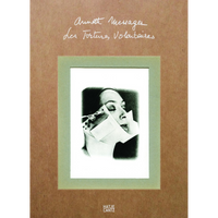 Ein braunes Buchcover mit dem handgeschriebenen Titel Annette Messager, Les Tortures, Volontaires. In der Mitte befindet sich eine gerahmte Schwarz-Weiß-Fotografie, die das Gesicht einer Frau zeigt, das von einer Apparatur verzerrt wird. Unten steht das Logo des Verlags Hatje Cantz.