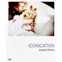 Das Cover des Fotobandes ICONICATION von anatol Kotte, das die Muppet-Figur Miss Piggy zeigt. Sie liegt glamourös in einem Bett, trägt einen rosa Morgenmantel mit weißem Federbesatz, eine Perlenkette und eine hellviolette, blumengeschmückte Schlafmaske.