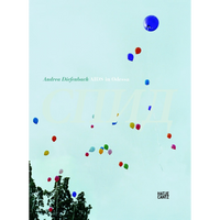 Das Cover des Buches AIDS in Odessa von Andrea Diefenbach zeigt zahlreiche bunte Luftballons, die über Baumwipfeln in einen blassblauen Himmel steigen. Im Hintergrund ist das Wort СПИД in großen, blassen kyrillischen Buchstaben zu sehen. Unten rechts befindet sich das Logo des Verlags Hatje Cantz.