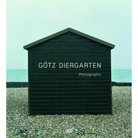 Das Cover des Fotobuchs Götz Diergarten Photographs zeigt eine dunkle Holzhütte an einem Kieselstrand vor dem Meer.