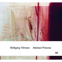 Das Buchcover von Wolfgang Tillmans Abstract Pictures zeigt eine abstrakte Fotografie eines hellen Kleidungsstücks, überlagert von verwaschenen rosa und roten Farbschichten.