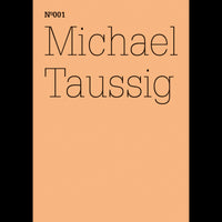 Ein pfirsichfarbenes Cover mit dem Text Nº001 und Michael Taussig in einer dünnen, schwarzen Serifenschrift.