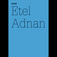 Der Name Etel Adnan in einer dünnen, schwarzen Schriftart auf einem leuchtend blauen Hintergrund. Darüber steht Nº006.
