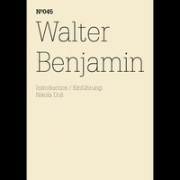 Typografisches Buchcover für N°045, Walter Benjamin, mit einer Einführung von Nikola Doll auf cremefarbenem Grund.