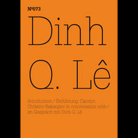 Ein Buchcover mit orangefarbenem Hintergrund. Der Name Dinh Q. Lê ist in großer, schwarzer Schrift gesetzt. Oben links steht Nº073.
