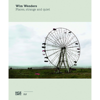 Das Cover des Buches Places, strange and quiet von Wim Wenders zeigt ein einsames Riesenrad auf einem Feld unter einem bewölkten Himmel.