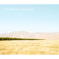 Das Cover von The Third Day von Henrik Spohler zeigt eine weite, trockene Landschaft mit einem gelben Feld, einer Reihe grüner Bäume und Bergen unter einem hellblauen Himmel.