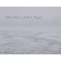 Das Buchcover von fluss von Michael Lange zeigt eine graue, neblige Landschaft mit einem unruhigen Gewässer im Vordergrund.