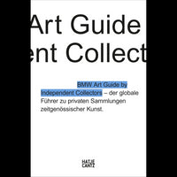 Das minimalistische Buchcover des BMW Art Guide by Independent Collectors. Schwarzer Text auf weißem Hintergrund mit blau hinterlegten Wörtern und dem Logo des Verlags Hatje Cantz am unteren Rand.