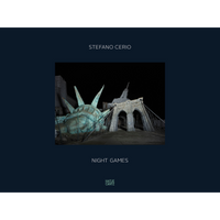 Das Buchcover von Night Games von Stefano Cerio zeigt eine nächtliche Fotografie des Kopfes der Freiheitsstatue, der neben einer Nachbildung einer Steinbrücke auf dem Boden liegt.