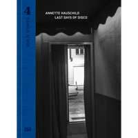 Das schwarz-weiße Buchcover von Last Days of Disco von Annette Hauschild. Die Fotografie zeigt den Blick aus einem dunklen Raum durch eine Türöffnung nach draußen auf eine Straße. Links ist ein blauer Buchrücken mit dem Serientitel Berlin Stories 4.