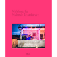 Das leuchtend pinke Buchcover von Matrimania zeigt eine Frau in einem Sari, die nachts auf einem mit Lichterketten geschmückten Dach tanzt.
