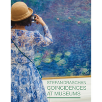 Eine Frau in einem blau geblümten Kleid fotografiert von hinten ein impressionistisches Gemälde, das farblich zu ihrer Kleidung passt.