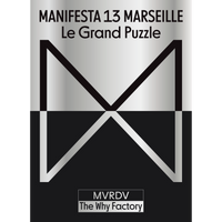 Ein grafisches Cover für MANIFESTA 13 MARSEILLE Le Grand Puzzle. Ein großes, stilisiertes M ist horizontal gespiegelt, wobei sich die Farben Schwarz und Silber auf dem geteilten Hintergrund umkehren.