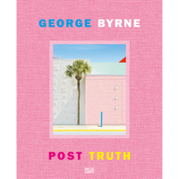 Das rosafarbene Cover des Buches Post Truth von George Byrne zeigt ein Foto einer Palme vor pastellfarbenen, geometrischen Wänden.