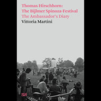 Ein Buchcover mit dem Titel Thomas Hirschhorn: The Bijlmer Spinoza-Festival. Darunter ein Schwarz-Weiß-Foto von Menschen, die bei einer Veranstaltung im Freien auf einer Wiese versammelt sind.