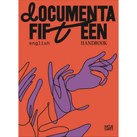 Buchcover der documenta fifteen: Eine violette Strichzeichnung von Händen auf einem rot-orangen Hintergrund, darüber der Titel in schwarzer Schrift.