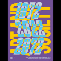 Ein grafisches Plakat mit lila Hintergrund. In großen, gelben Buchstaben steht vertikal OTL AICHER. Darüber liegen die Jahreszahlen 1972 und 2022 in verzerrter, wellenförmiger Schrift in Hellblau und Hellgrau.