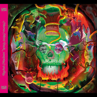 Ein farbenfrohes, surreales Gemälde zeigt eine chaotische, höhlenartige Szene. In der Mitte hängen zwei puppenartige Figuren kopfüber über einem grünen, brodelnden Kessel, umgeben von vielen seltsamen Tieren.