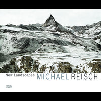 Buchcover von New Landscapes von Michael Reisch, das eine weite, schneebedeckte Gebirgslandschaft mit einem spitzen Gipfel zeigt.