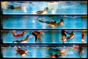 Eine Fotocollage aus vier horizontalen Streifen, die jeweils eine Unterwasserszene in einem langen, schmalen Becken zeigen. Mehrere vollständig bekleidete Personen schweben, schwimmen und interagieren in dynamischen Posen im hell erleuchteten, blauen Wasser.