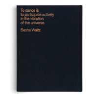Ein schwarzes Buchcover mit dem Zitat von Sasha Waltz in kupferfarbener Schrift: To dance is to participate actively in the vibration of the universe.