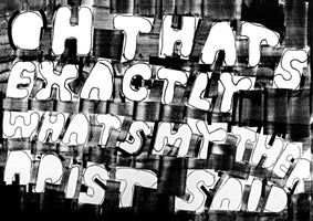 Ein Schwarz-Weiß-Bild im Collage-Stil zeigt den Satz OH THATS EXACTLY WHATS MY THERAPIST SAID. Der Text besteht aus unregelmäßig angeordneten, weißen Buchstaben in einer bauchigen Schriftart auf einem dunklen, grob bemalten Hintergrund.