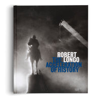 Ein Buch mit dem Titel Robert Longo, The Acceleration of History auf einem Schwarz-Weiß-Cover. Das Foto zeigt die dunkle Silhouette einer Reiterstatue in einer nebligen Nacht, neben der ein Kranarm mit einem Haken zu sehen ist.