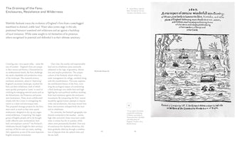 Eine Buchdoppelseite mit dem Titel The Draining of the Fens. Rechts befindet sich ein Holzschnitt aus dem Jahr 1607, der eine historische Überschwemmungsszene darstellt, in der Menschen und Tiere ertrinken, während ein Kirchturm aus dem Wasser ragt und Überlebende auf Bäume klettern.