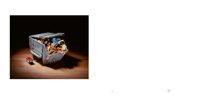 Ein grauer Müllcontainer, der zu einem Klavier umgebaut wurde, mit einer Tastatur an der Vorderseite und einem kleinen roten Hocker davor. Der Container ist offen und randvoll mit Müll gefüllt und steht auf einem Holzboden vor einem dunklen Hintergrund.