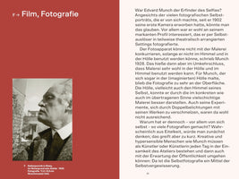 Eine Seite aus einer Publikation mit zwei Spalten. Die linke Spalte ist rot und zeigt oben den Text F -> Film, Fotografie. Darunter ist ein Schwarz-Weiß-Selbstporträt von Edvard Munch im Profil. Die Bildunterschrift lautet: F Selbstporträt in Ekely, im Hintergrund sein Atelier 1930 Fotografie 11,4 × 8,5 cm Munchmuseet Oslo. Die rechte, hellbeige Spalte enthält einen deutschen Text über Munchs Fotografie. Unten auf der Seite steht die Zahl 31.