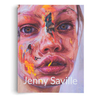 Das Buchcover von Jenny Saville zeigt ein expressives, pastoses Porträt eines Gesichts in Nahaufnahme. Das Gesicht ist mit dicken Pinselstrichen in Rosa-, Rot- und Orangetönen gemalt, und die blauen Augen blicken den Betrachter direkt an.