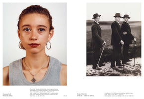 Eine Doppelseite aus einem Kunstkatalog, auf der zwei Fotografien gegenübergestellt sind. Links ein Farbfoto von Thomas Ruff, das ein Porträt einer jungen Frau mit zurückgebundenen Haaren, Creolen und einem silbernen Top zeigt. Rechts eine Schwarz-Weiß-Fotografie von August Sander, die drei junge Männer in dunklen Anzügen und Hüten mit Spazierstöcken in einer Landschaft darstellt.