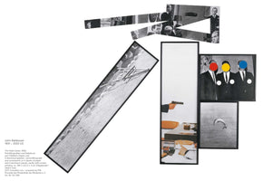 Das Kunstwerk The Fallen Easel von John Baldessari ist eine Collage aus mehreren gerahmten Fotografien auf weißem Hintergrund. Ein großes, diagonal platziertes Schwarz-Weiß-Foto zeigt eine umgefallene Staffelei. Rechts daneben befinden sich weitere Bilder, darunter eine Hand, die eine Pistole hält, und eine Fotografie von drei Männern in Anzügen, deren Gesichter durch einen roten, gelben und blauen Punkt verdeckt sind. Oben sind zerschnittene Fotostreifen mit Gesichtern zu sehen.
