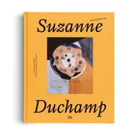 Ein senfgelbes Buch mit dem Titel Suzanne Duchamp Retrospektive. In der Mitte des Covers ist ein abstraktes Gemälde mit einem runden, fächerartigen Objekt abgebildet.