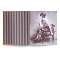 Ein aufgeschlagenes Buch. Links eine Seite mit vertikalen, weißen Streifen auf dunklem Grund. Rechts eine alte Schwarz-Weiß-Fotografie einer Frau in nachdenklicher Pose, die auf einem Stuhl sitzt. Sie trägt ein gestreiftes Oberteil und eine weite Hose.