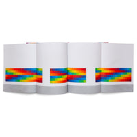 Ein aufgefaltetes Leporello-Buch mit weißen Seiten, auf denen sich am unteren Rand ein durchgehendes Band aus bunten Quadraten in Regenbogenfarben befindet.