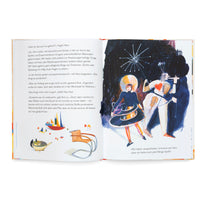 Eine aufgeschlagene Doppelseite eines illustrierten Kinderbuches. Links befindet sich Text mit einer kleinen Zeichnung von Bauhaus-Möbeln darunter. Rechts zeigt eine große, surreale Illustration zwei fantastische Figuren, die tanzen; eine ist ein Mädchen in einem Kostüm mit rundem Helm, die andere eine abstrakte Gestalt, die Akkordeon spielt.