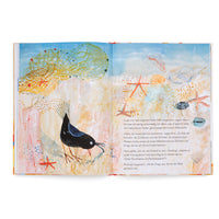 Eine aufgeschlagene Doppelseite aus einem Kinderbuch zeigt eine malerische Strandszene. Links steht ein schwarzer Vogel auf dem Sand, über ihm hängt ein großes, gelbes Netz mit Seesternen. Die rechte Seite zeigt weitere Strandfunde wie Muscheln und Seesterne neben einem deutschen Textblock.