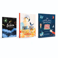 Drei illustrierte Bücher stehen nebeneinander vor einem weißen Hintergrund. Das linke Buch, Leben auf der Erde, zeigt ein Weltraum-Motiv. Das mittlere Buch, ANNI und HANS, zeigt eine Person mit einem Vogel. Das rechte Buch, DAS GRAND HOTEL DER GEFÜHLE, ist dunkelblau und zeigt verschiedene kleine Illustrationen.