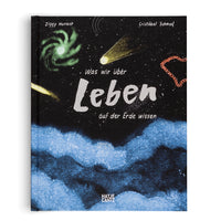 Das Buchcover von Was wir über Leben auf der Erde wissen von Ziggy Hanaor und Cristóbal Schmal. Es zeigt eine Illustration eines dunklen, sternenübersäten Weltraums mit einer grünen Galaxie und einem Kometen über einer blauen, wolkenartigen Struktur.