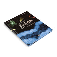 Ein Hardcover-Buch mit dem Titel Leben - Was wir über auf der Erde wissen liegt schräg auf einem weißen Hintergrund. Das Cover zeigt einen illustrierten Sternenhimmel mit einer grünen Galaxie und einem Kometen über einer blauen, wolkenartigen Landschaft.